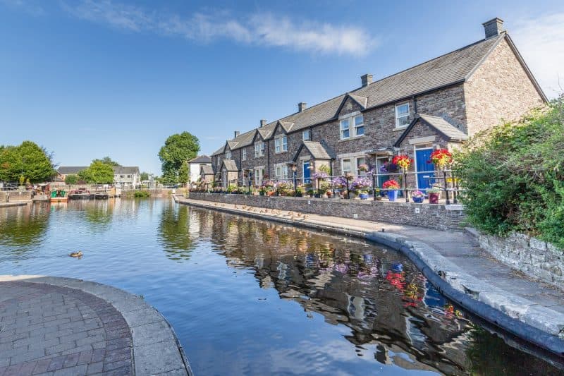 A row of cottages alongside the Brecon canal